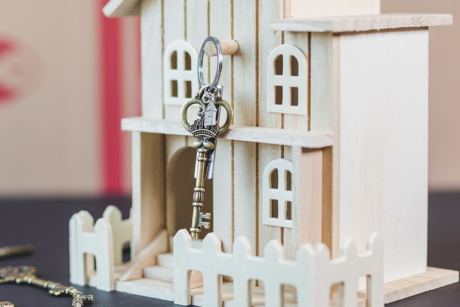 Clé posée sur une maison miniature
